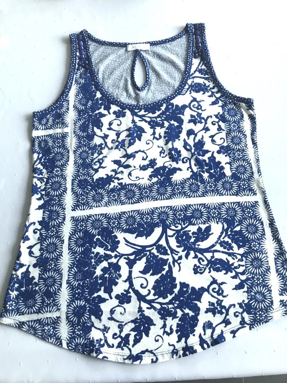 QUI M42 blusa branca azul sem mangas com pérolas . – photo 11